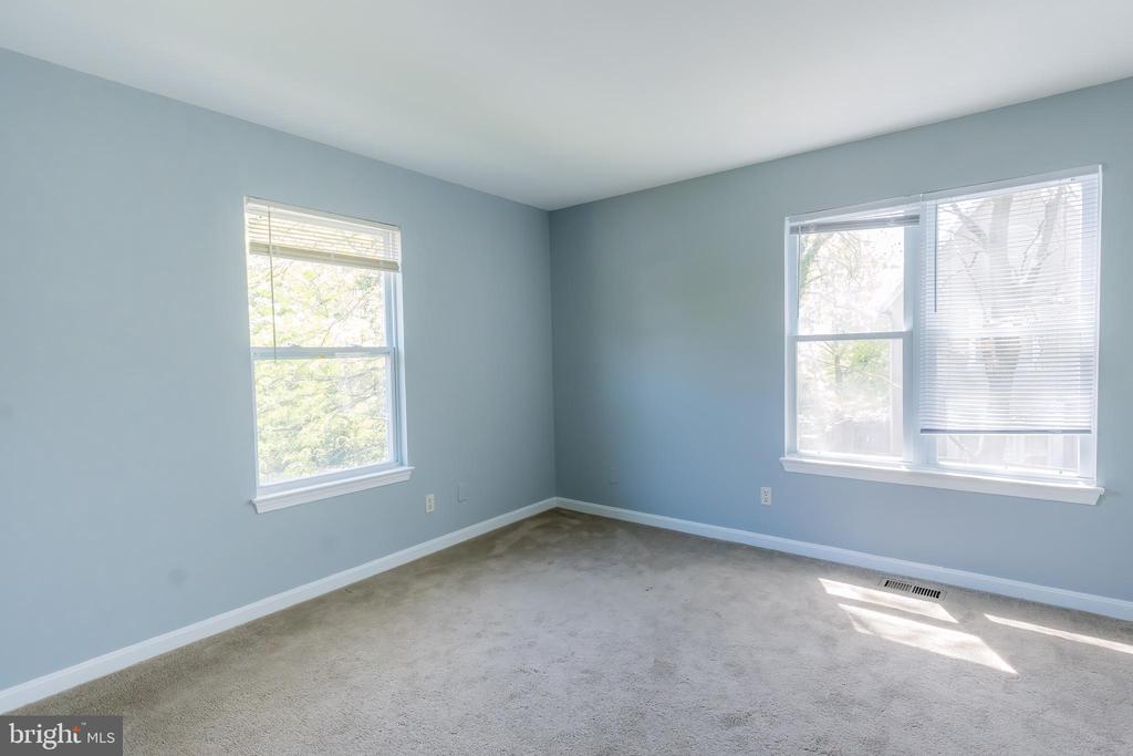 455 NICOLL AVE #1
