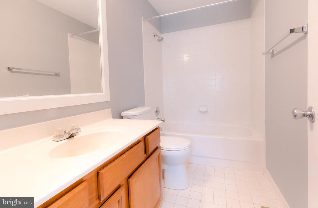 455 NICOLL AVE #1