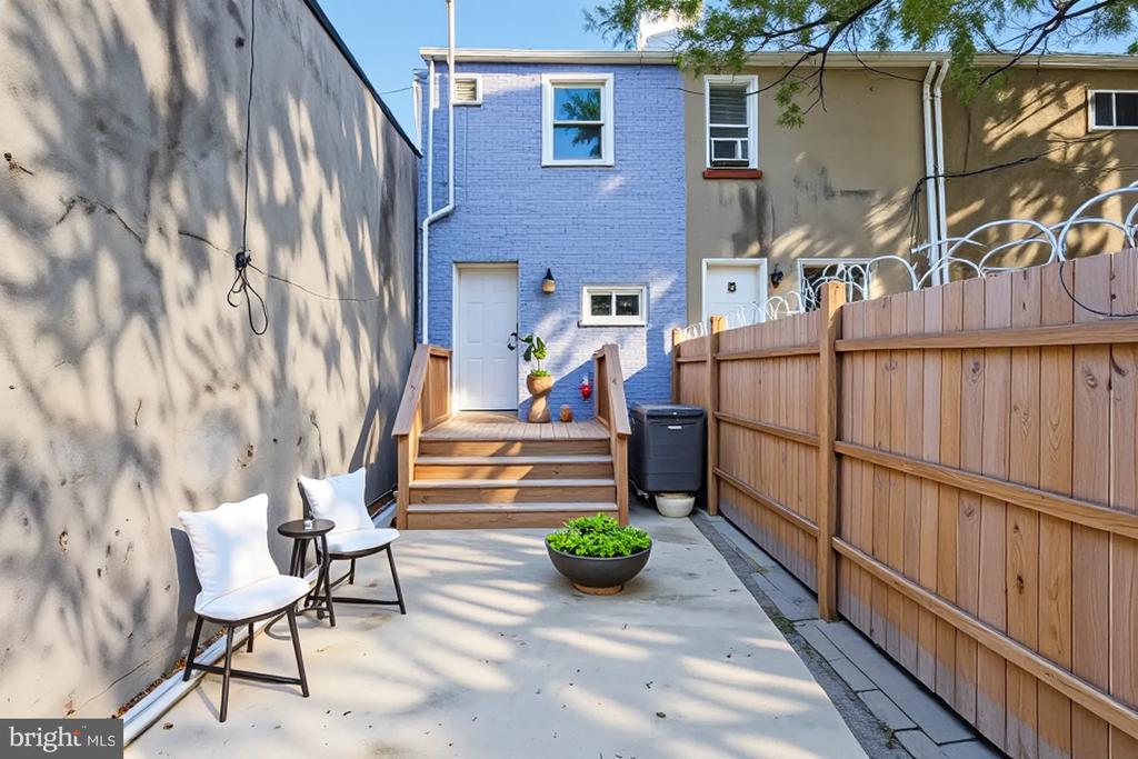 1318 N SPRING STREET