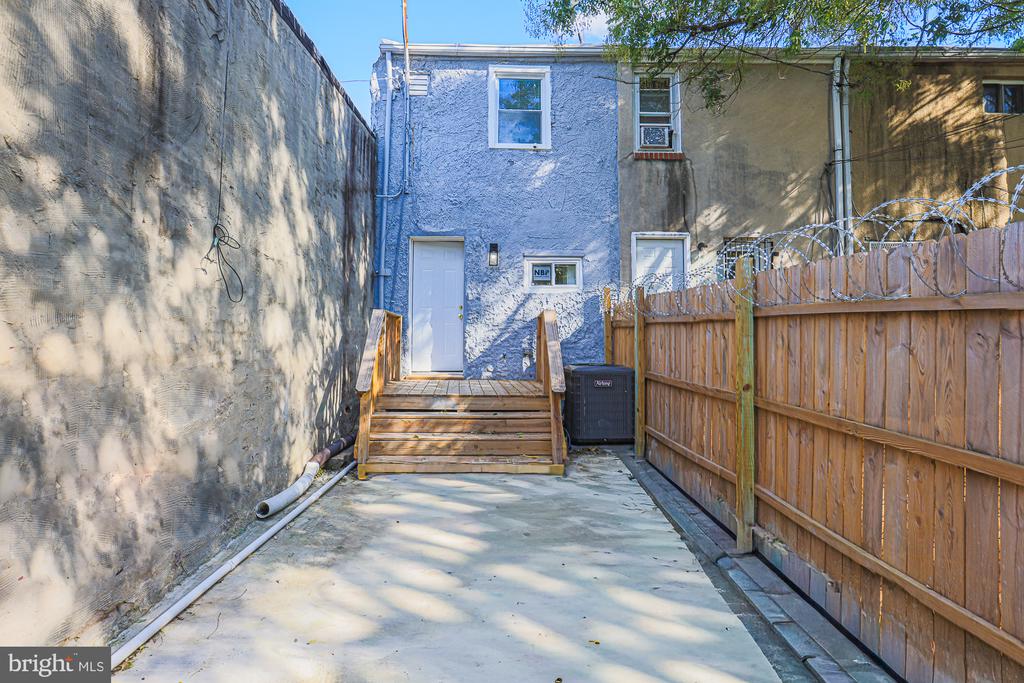 1318 N SPRING STREET