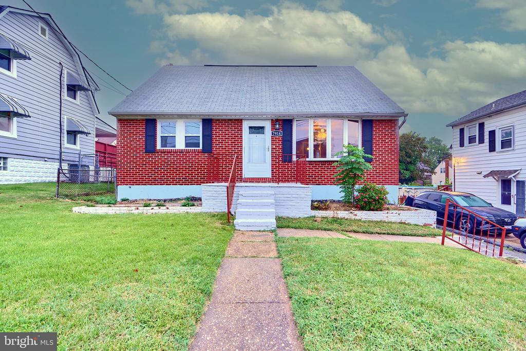 7914 Roseland Ave