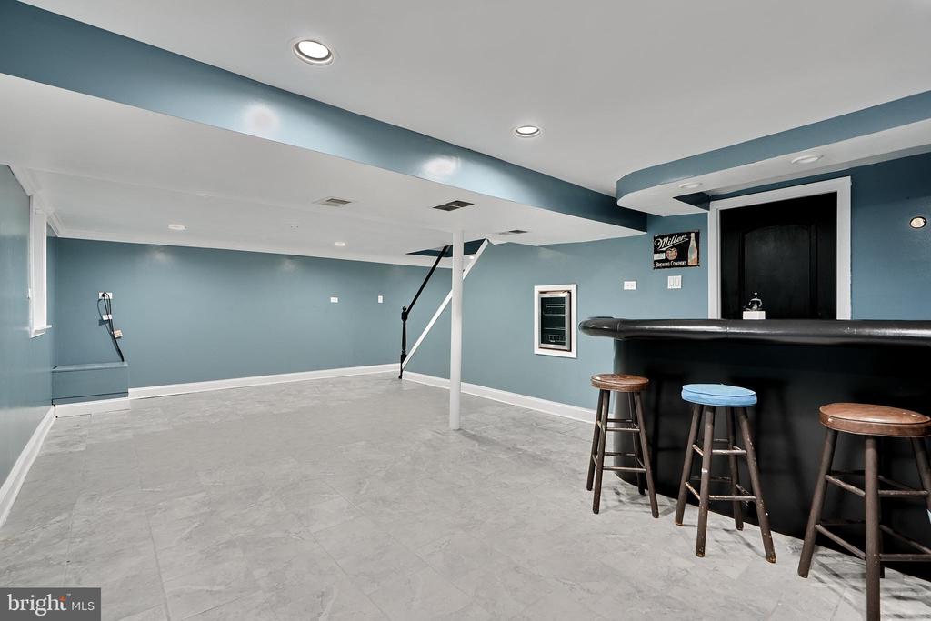 7914 Roseland Ave