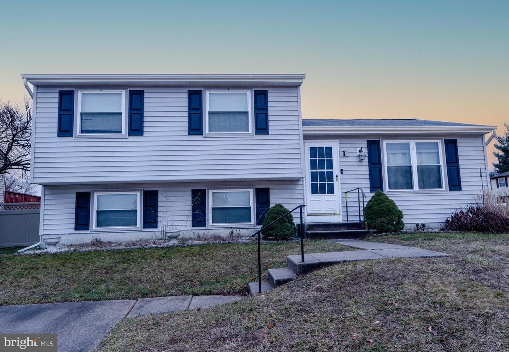 1 DERWOOD COURT