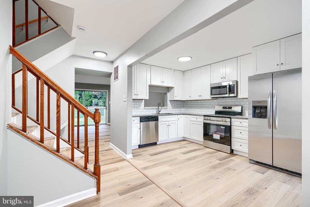 28 SANDSTONE COURT