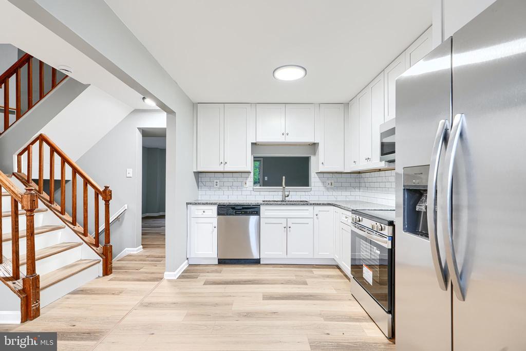 28 SANDSTONE COURT