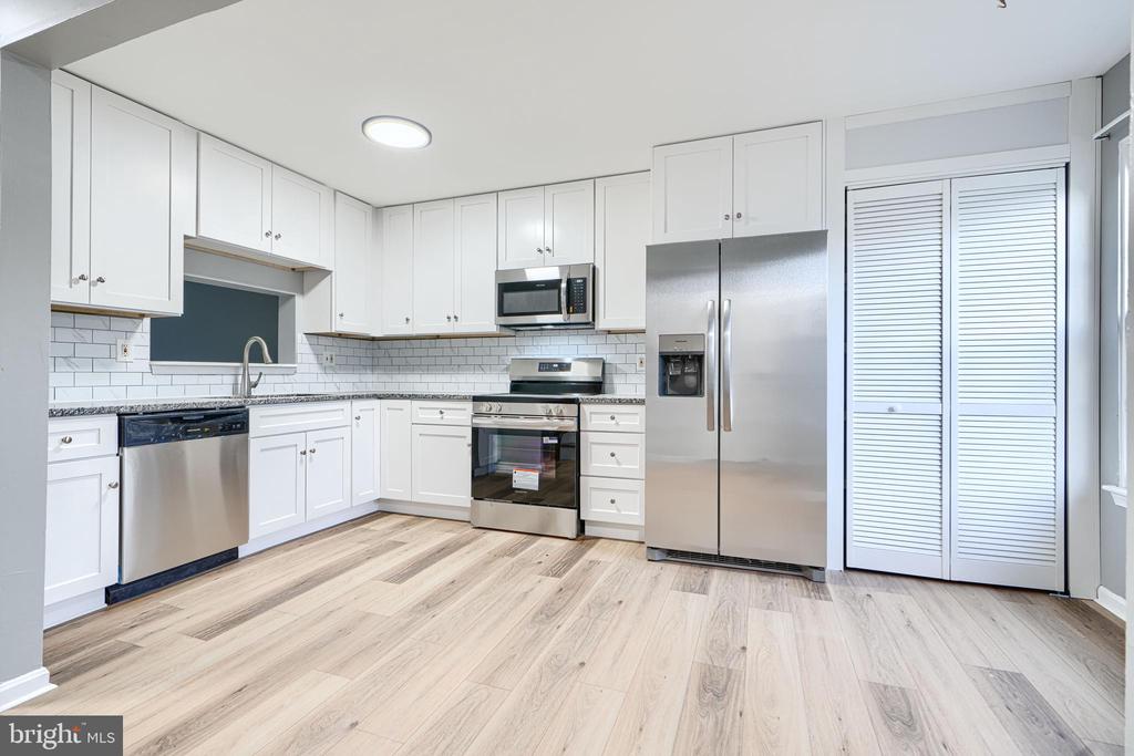 28 SANDSTONE COURT