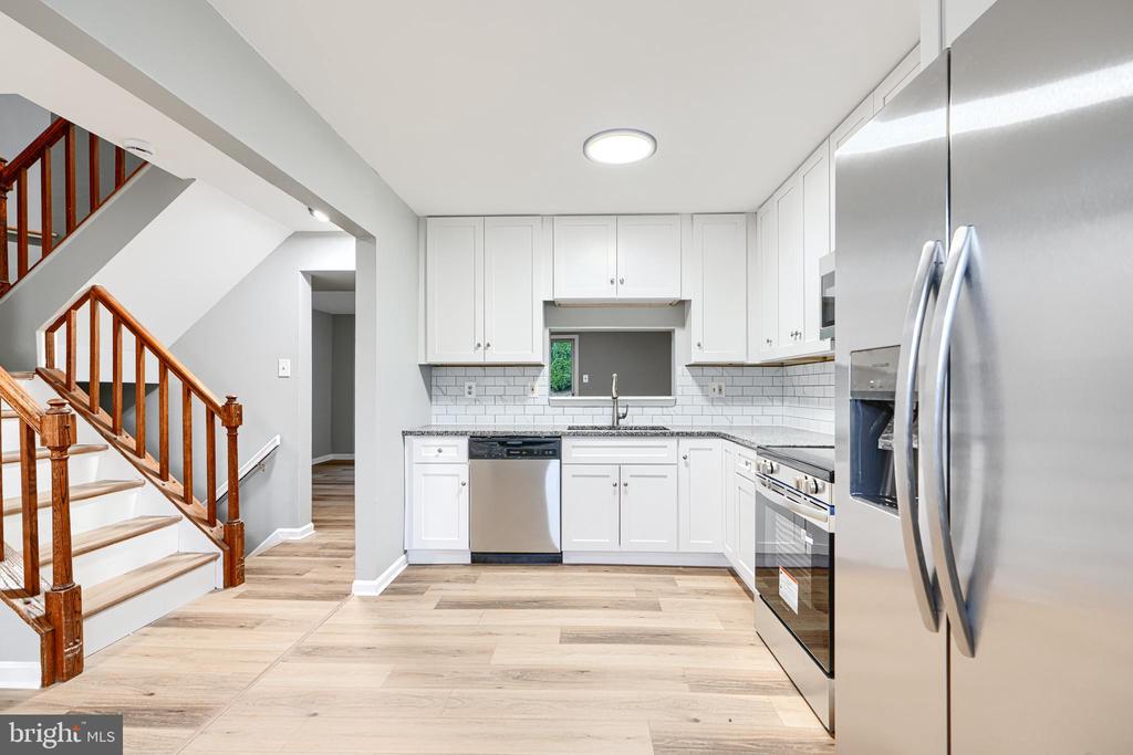 28 SANDSTONE COURT