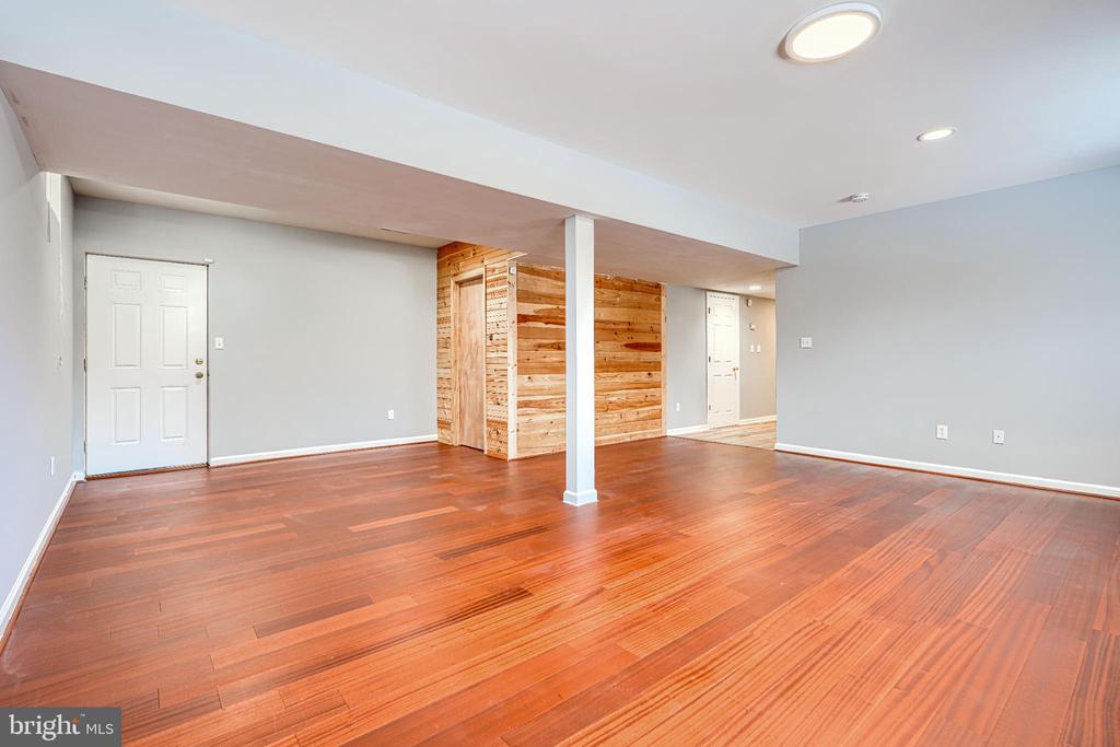 3 DAJOBE COURT