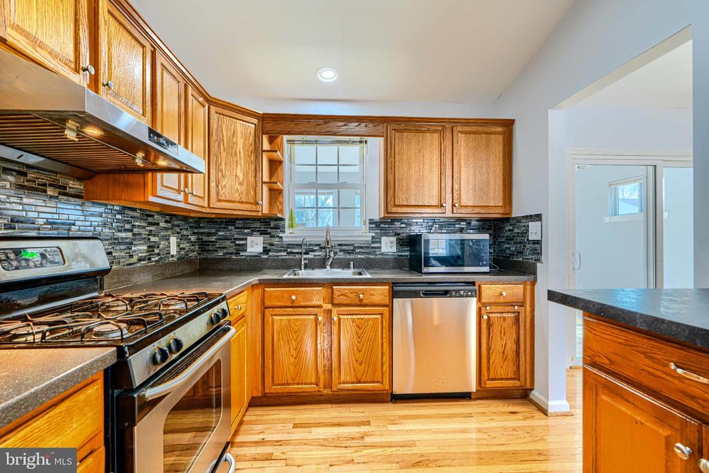 3 DAJOBE COURT