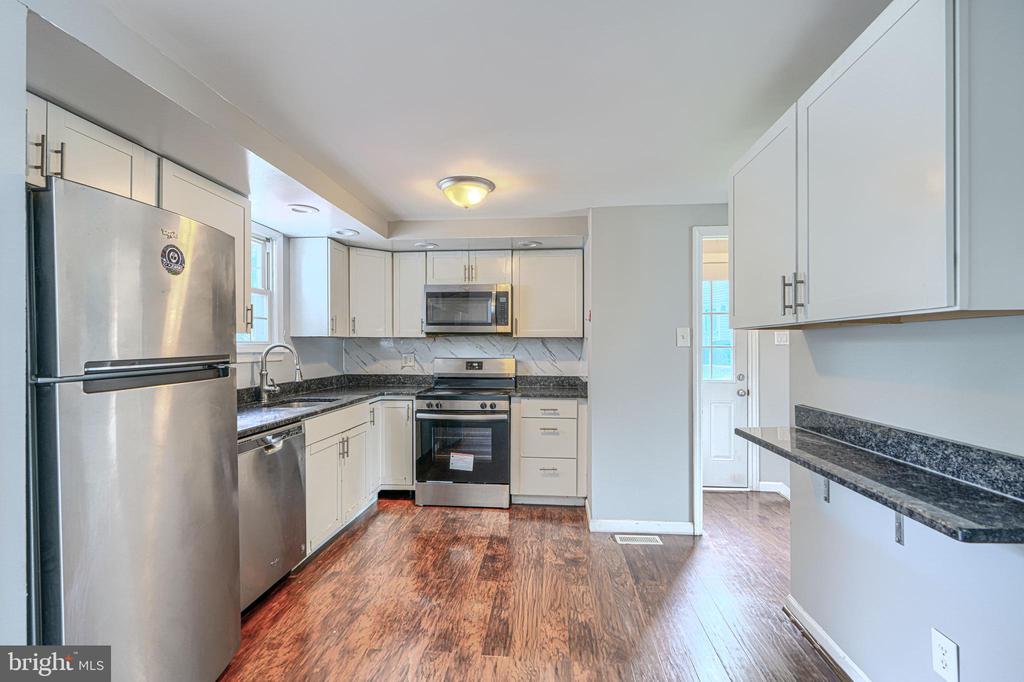 7 AMBOLIN COURT