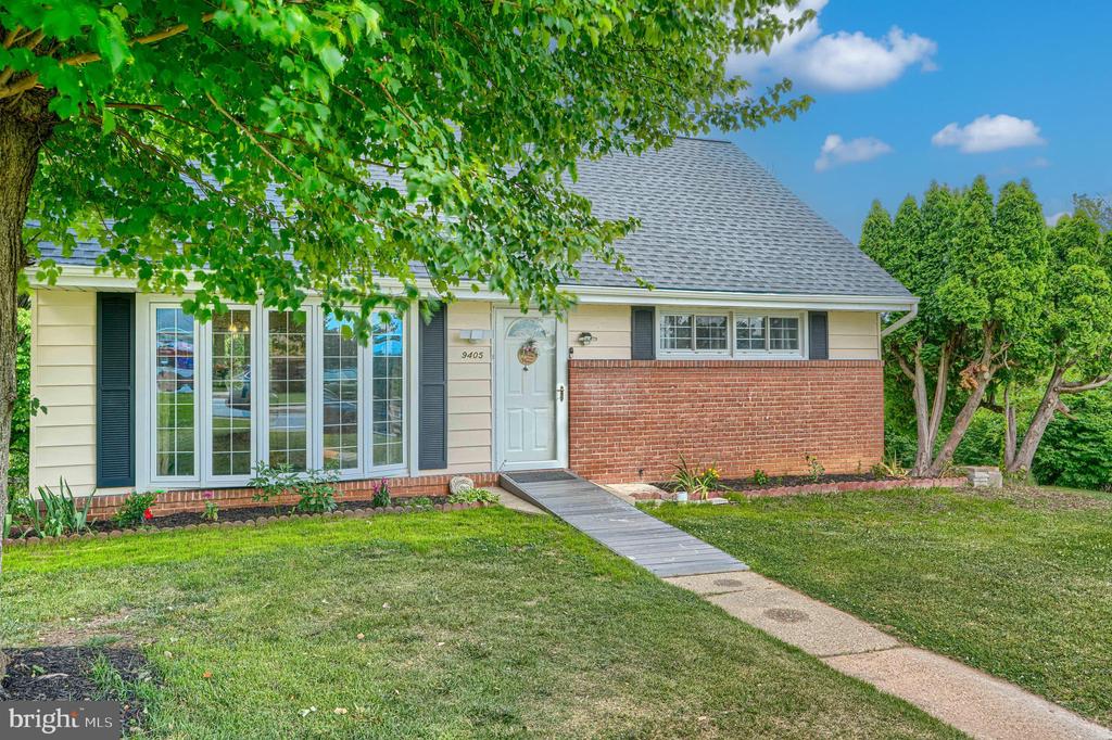 9405 THORNEWOOD COURT