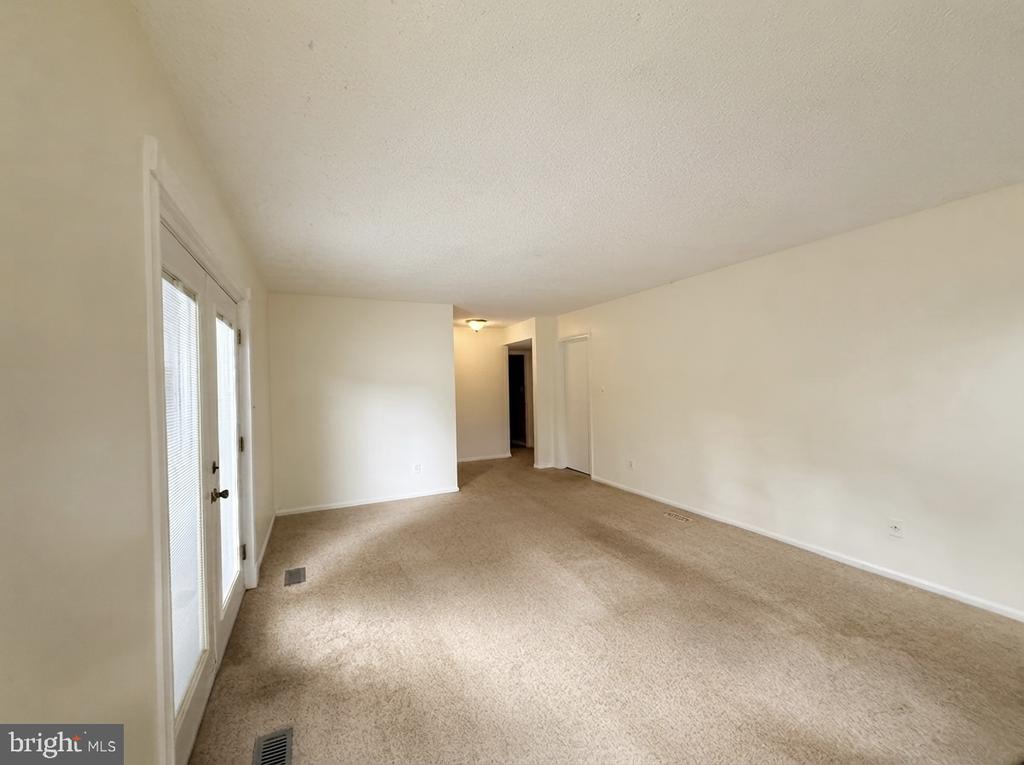 5 HUNTERS COURT