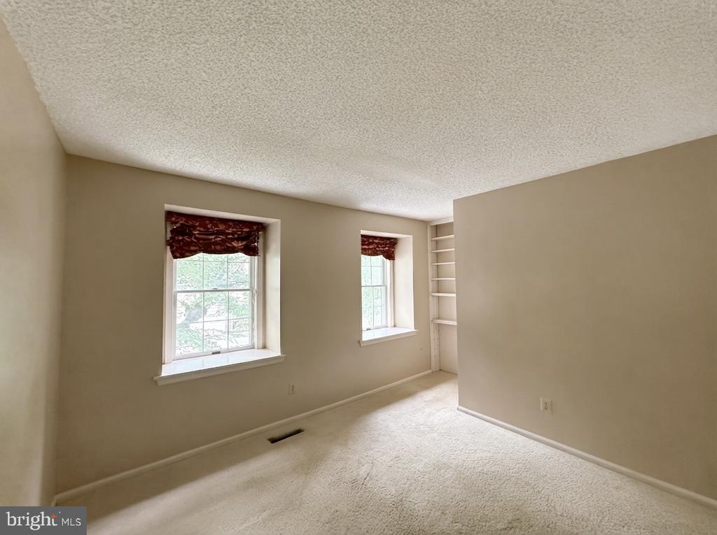 5 HUNTERS COURT