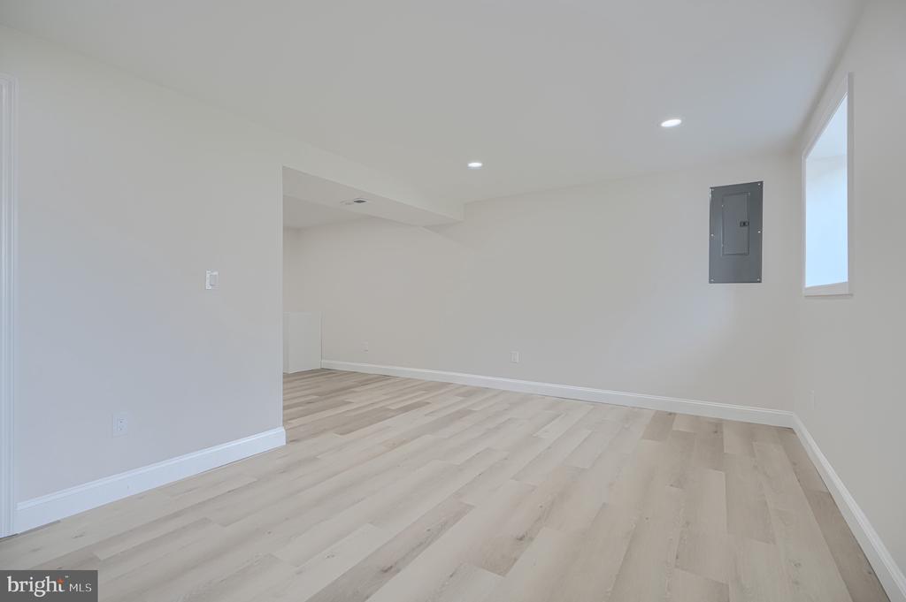 3906 TEVIS CIRCLE