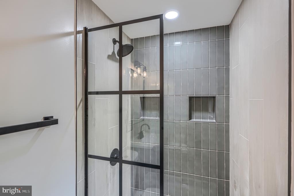 3906 TEVIS CIRCLE