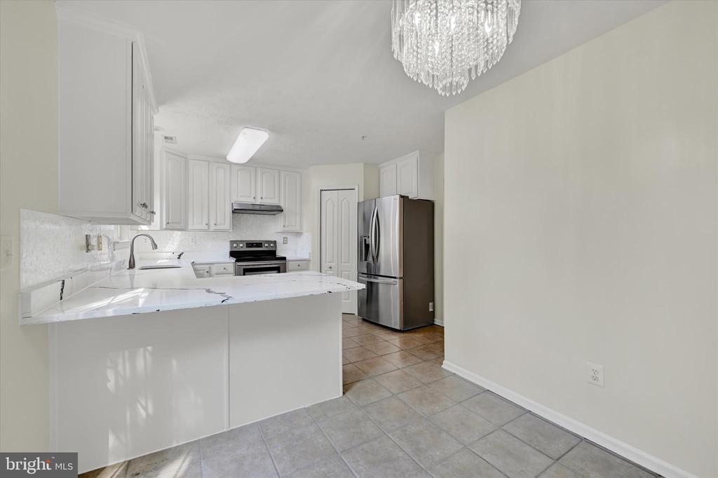 3325 HOLLOW COURT