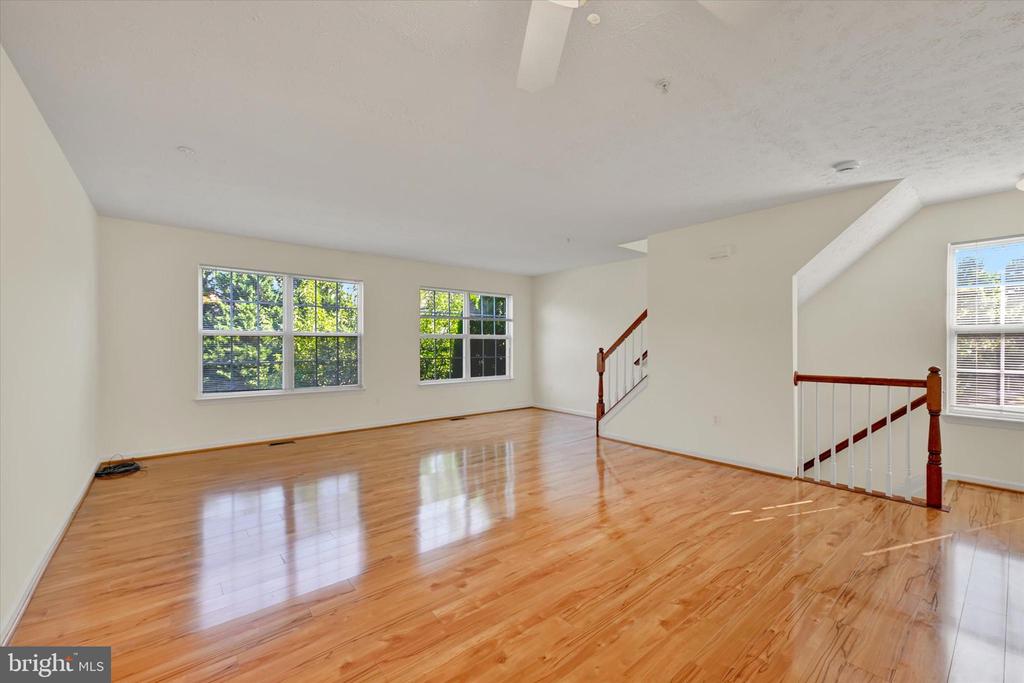 3325 HOLLOW COURT