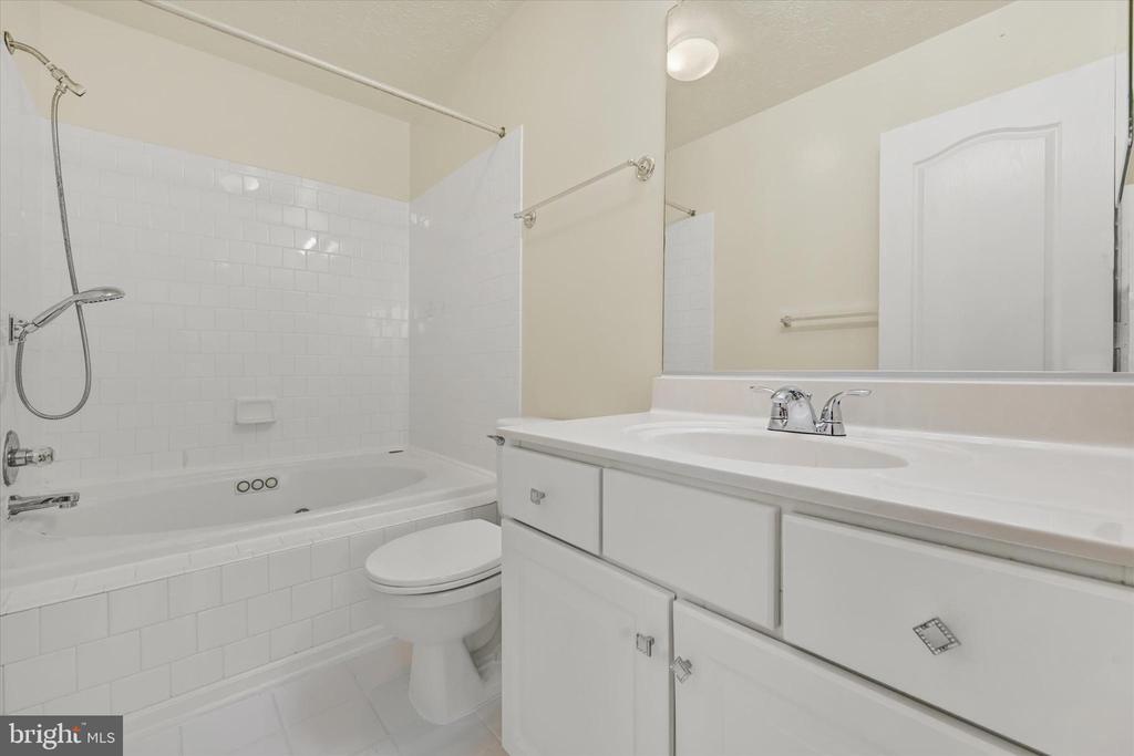 3325 HOLLOW COURT