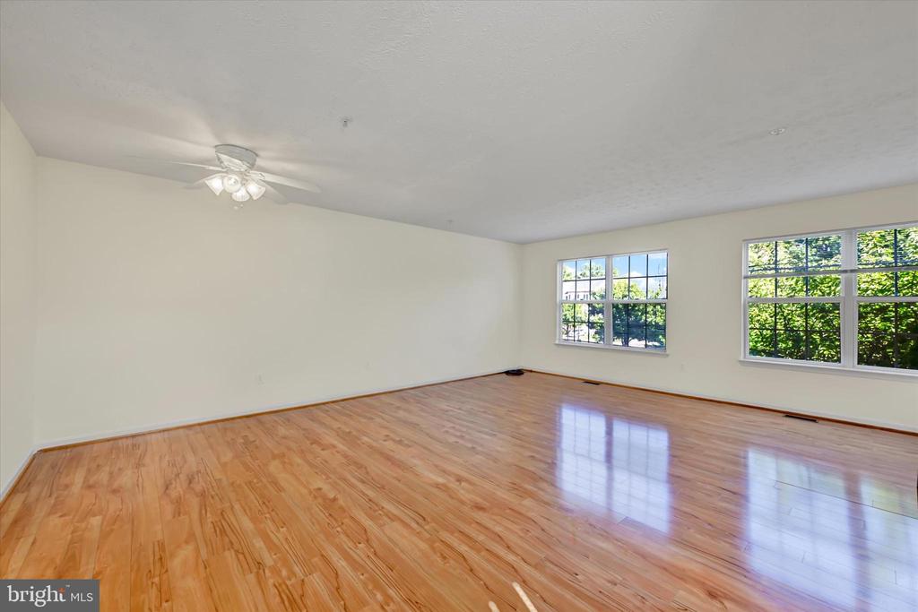3325 HOLLOW COURT
