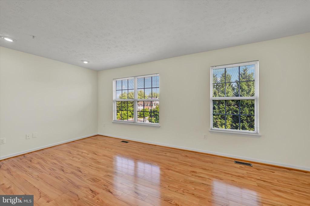 3325 HOLLOW COURT