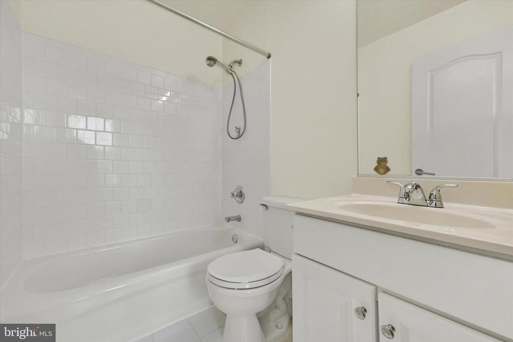 3325 HOLLOW COURT