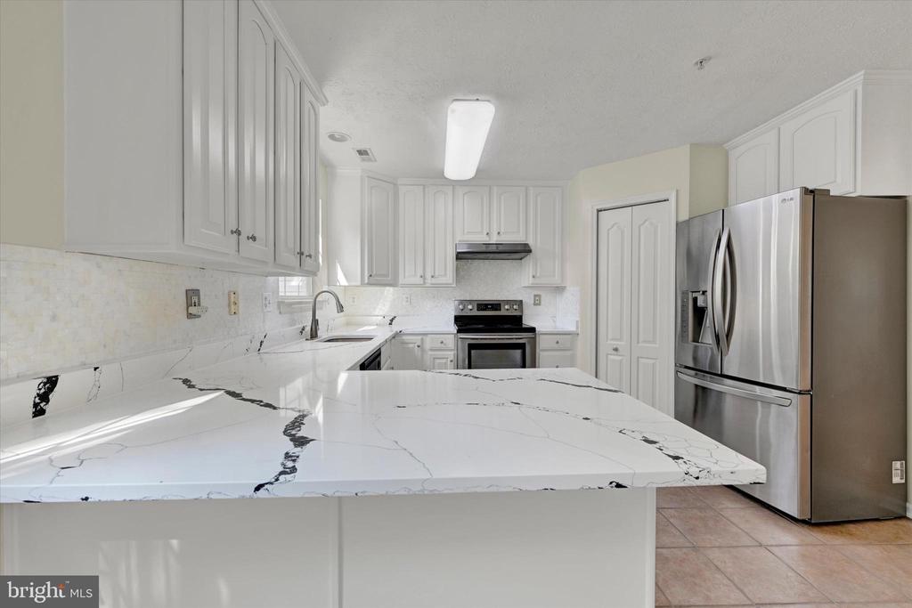 3325 HOLLOW COURT