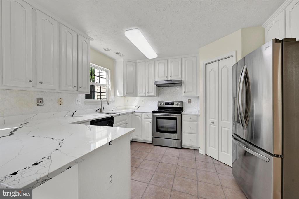 3325 HOLLOW COURT