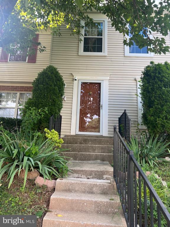428 CAROUSEL CT