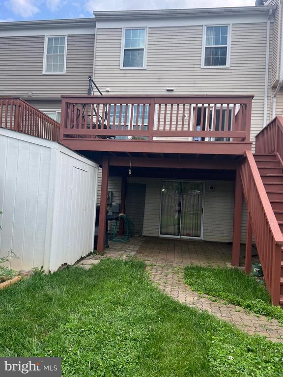 428 CAROUSEL CT