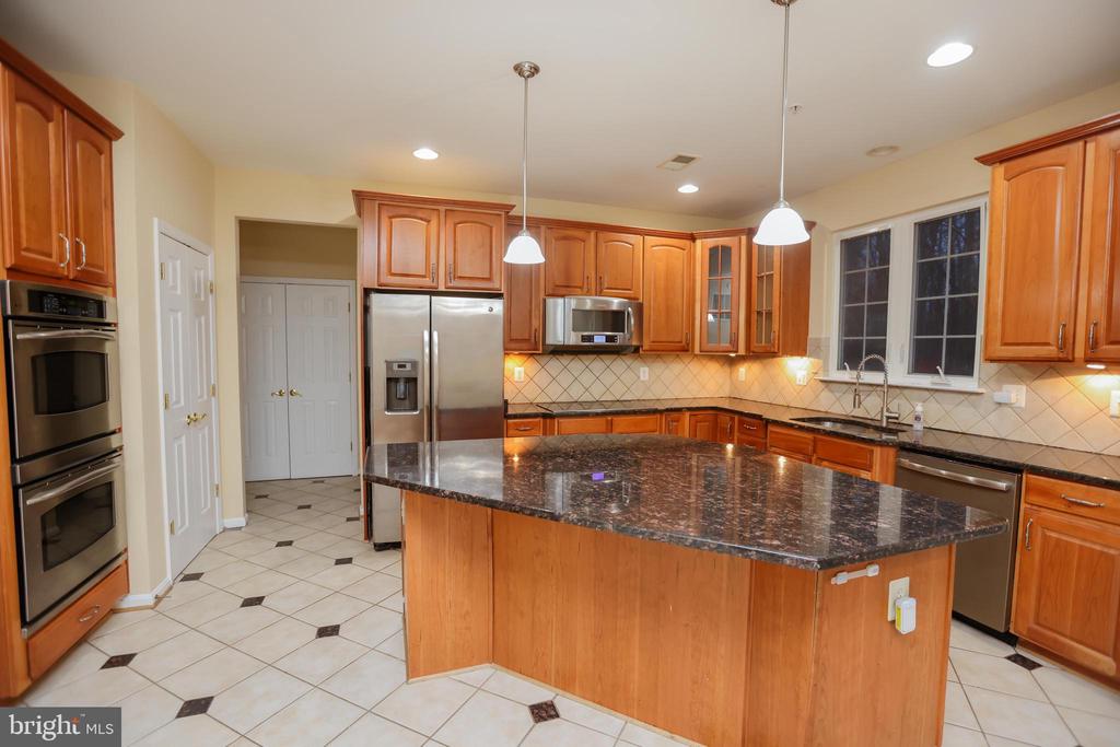9906 FARM POND RD