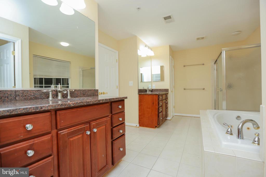 9906 FARM POND RD