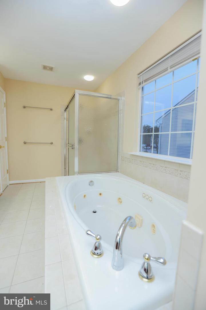 9906 FARM POND RD