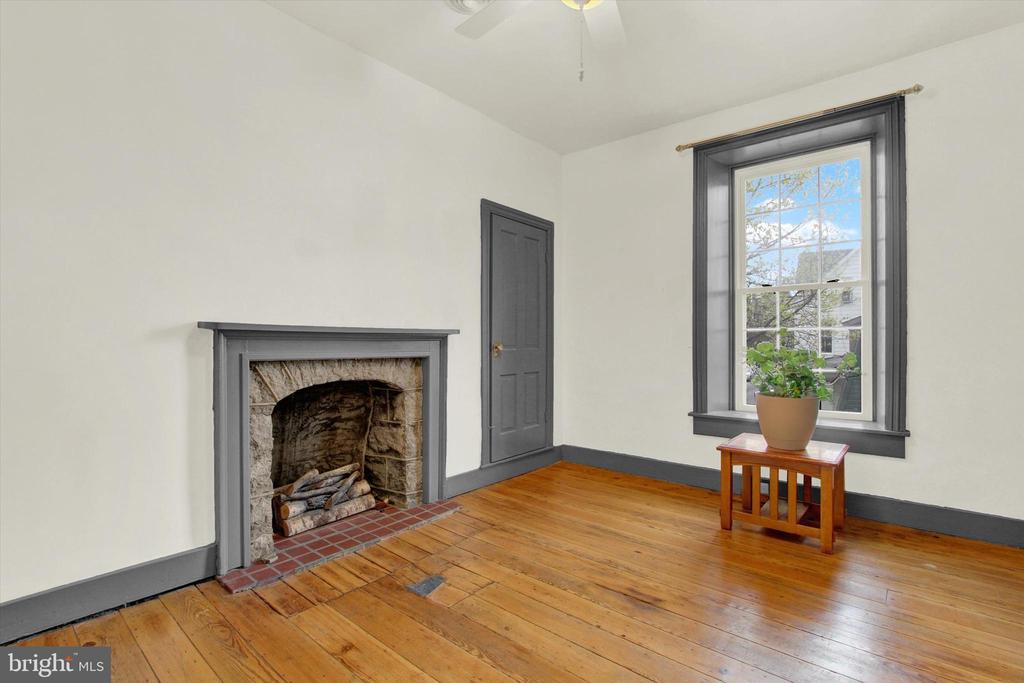 68 E King St