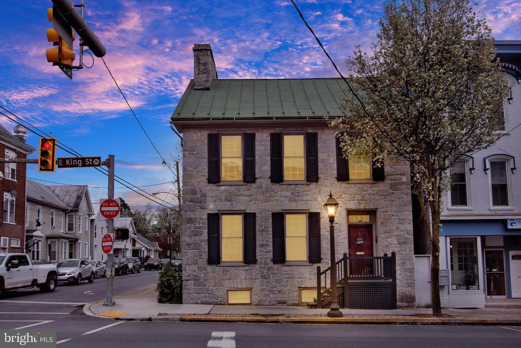 68 E King St