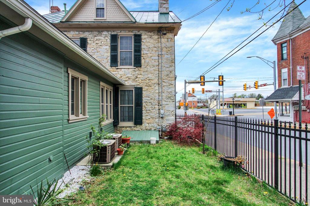 68 E King St