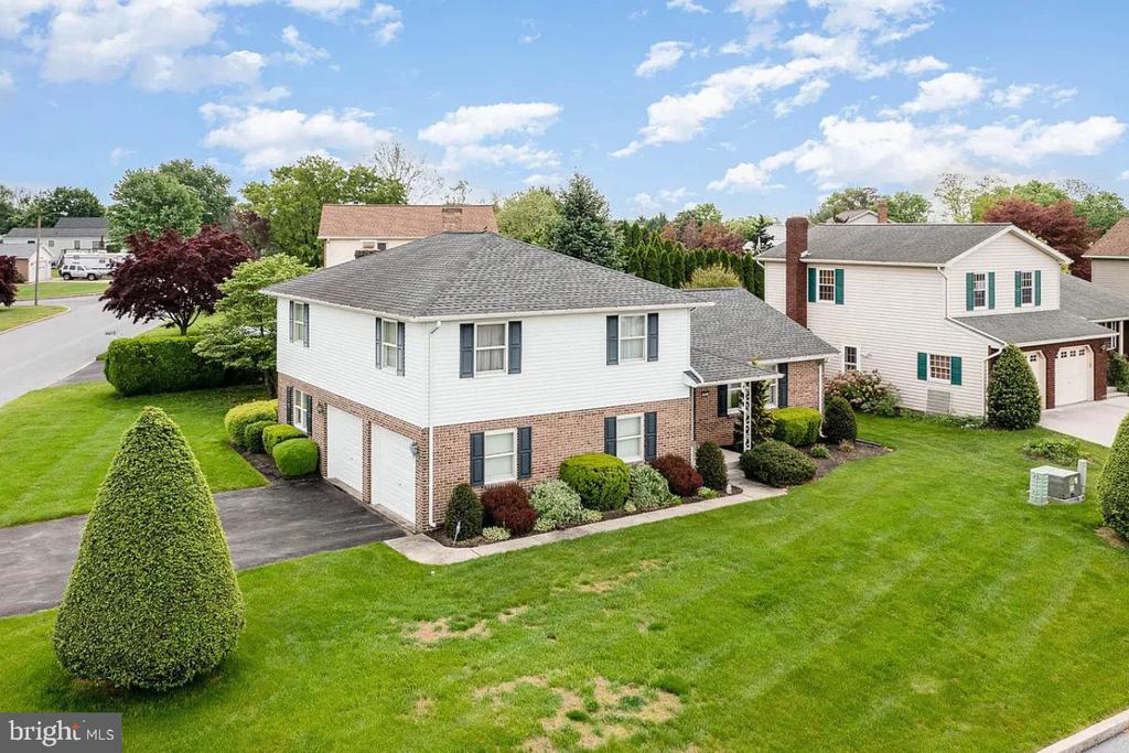 903 MANOR DRIVE