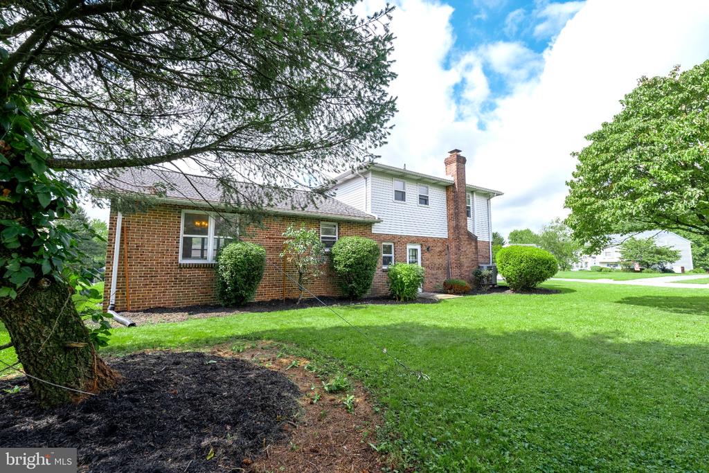 903 MANOR DRIVE