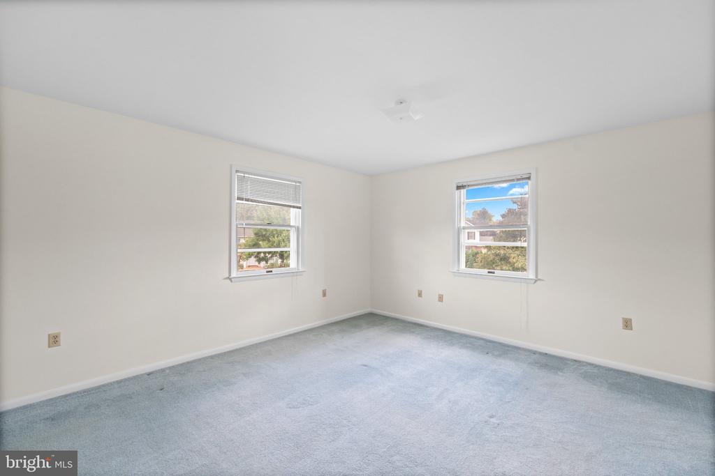 903 MANOR DRIVE