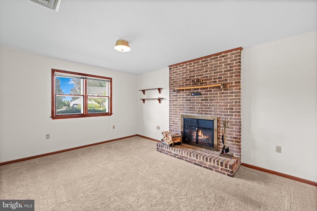 903 MANOR DRIVE