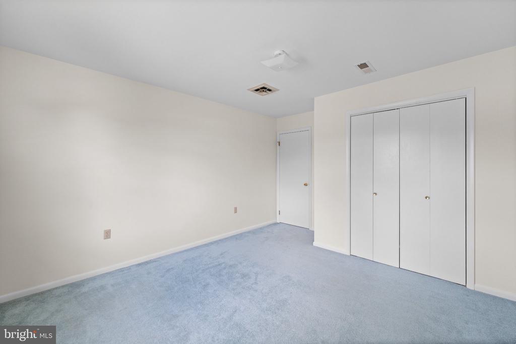 903 MANOR DRIVE