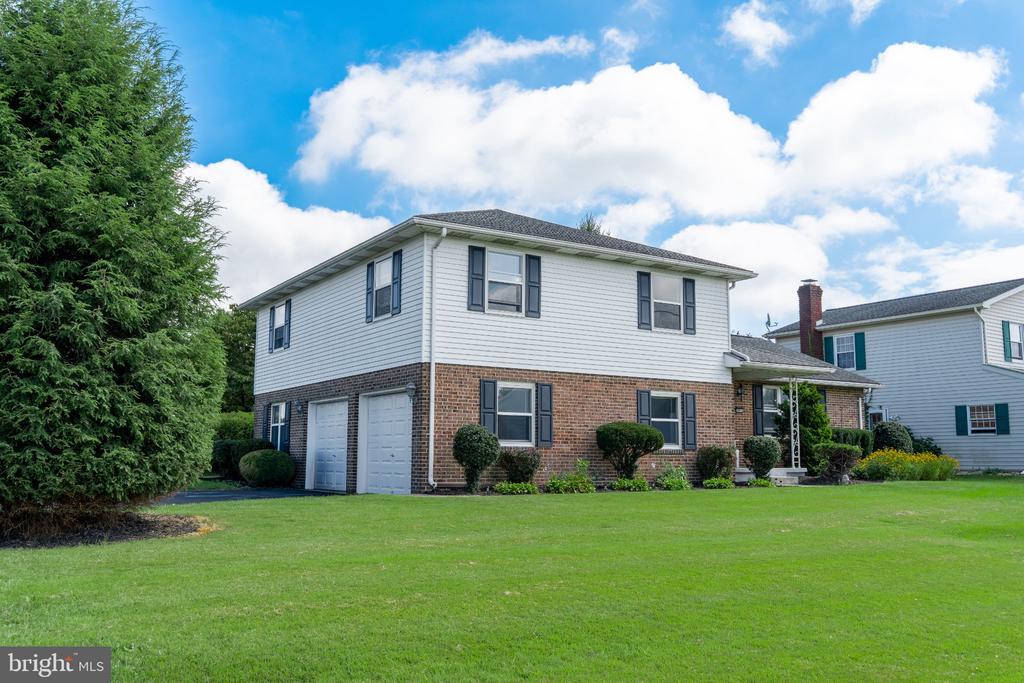 903 MANOR DRIVE