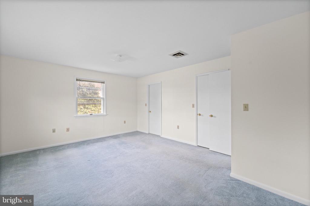 903 MANOR DRIVE