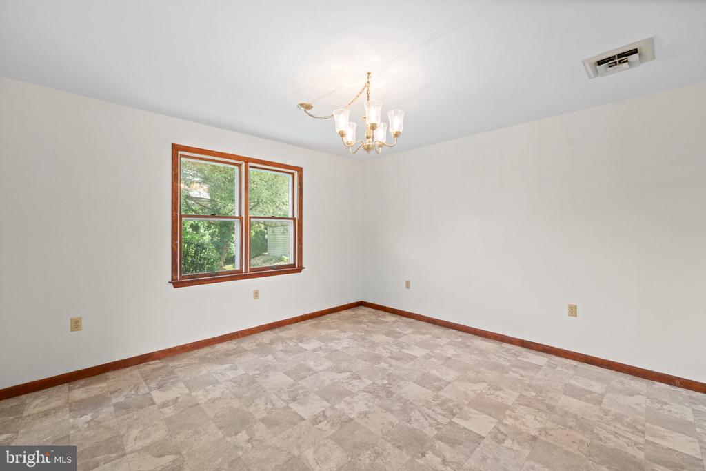 903 MANOR DRIVE