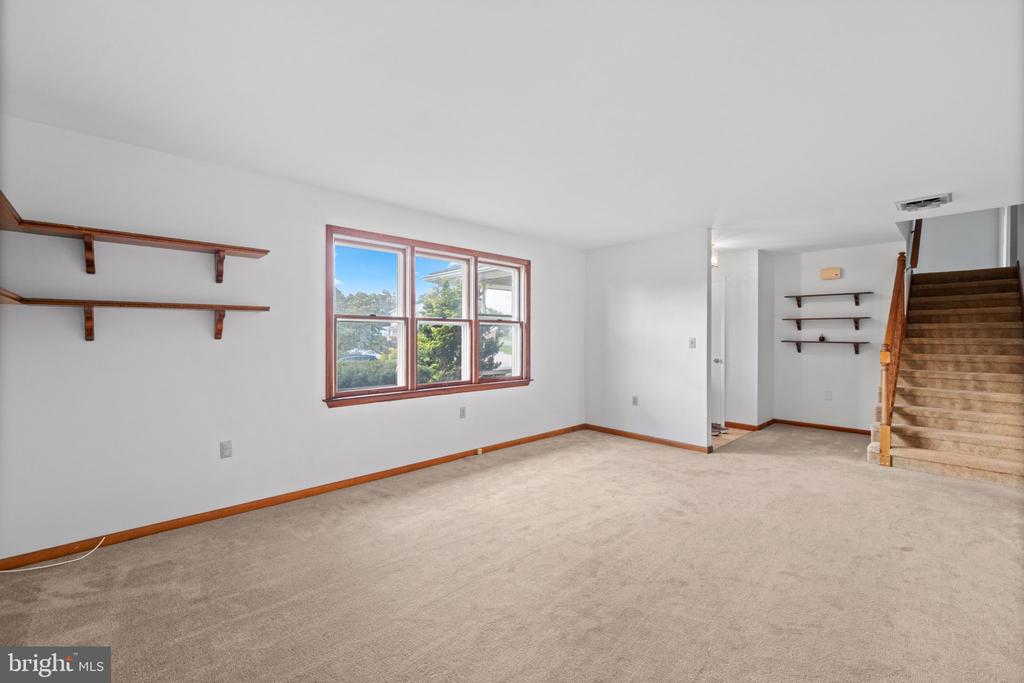 903 MANOR DRIVE