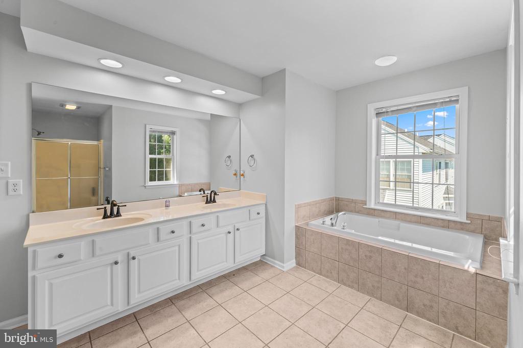 271 SQUIRE LANE