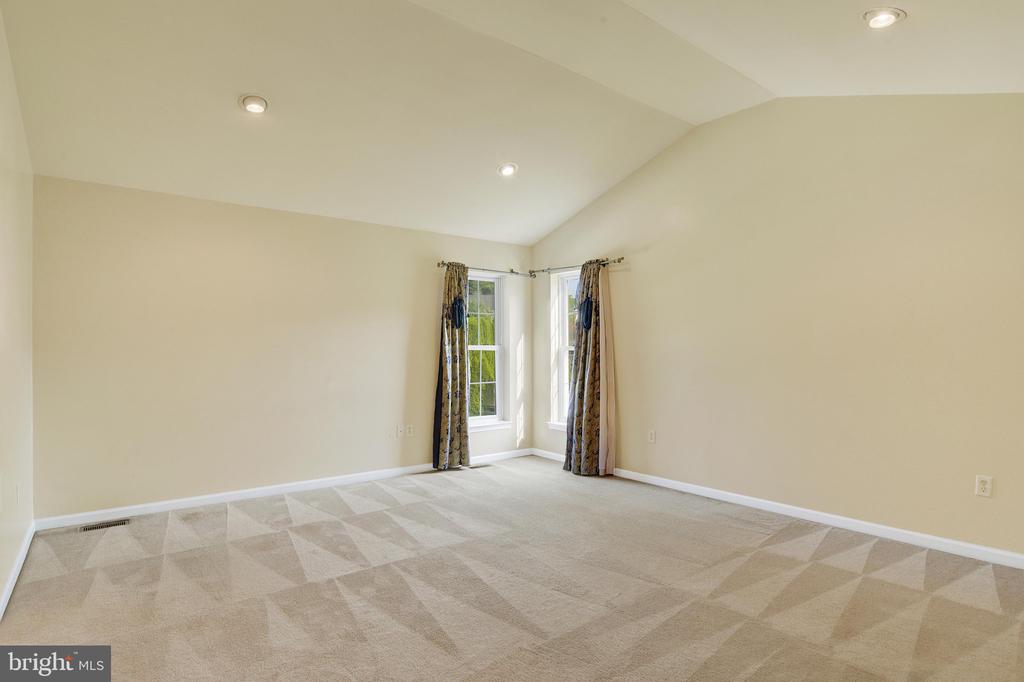 14 SWEETBRIAR LN L-0010