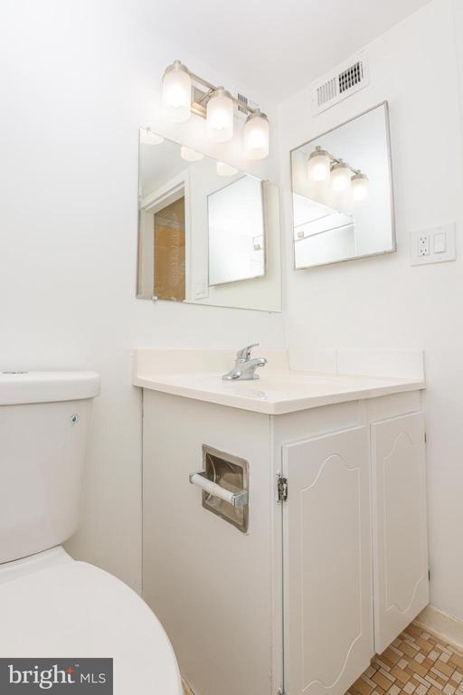 6001 Arlington Blvd #605