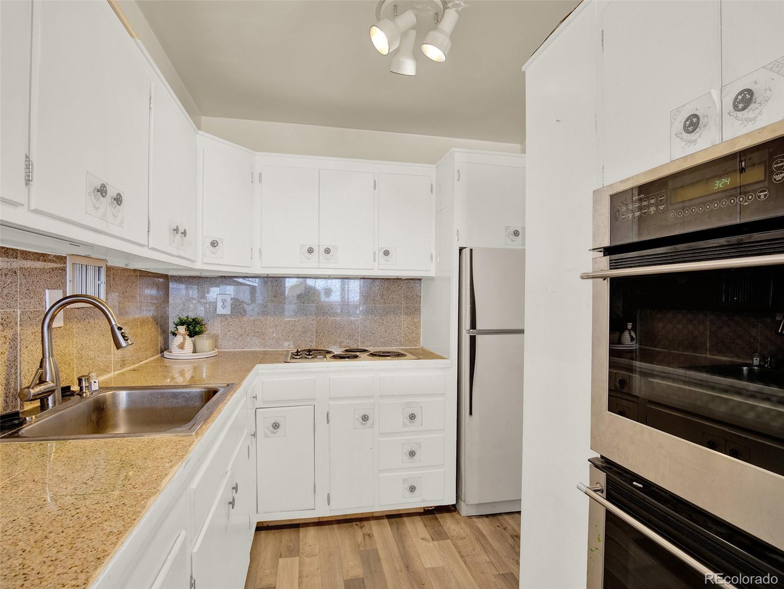 1121 Albion Street Unit: 910