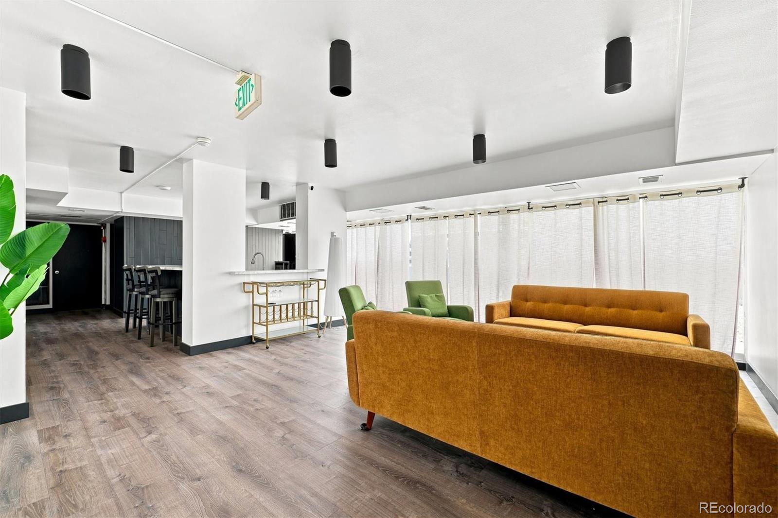 1121 Albion Street Unit: 405