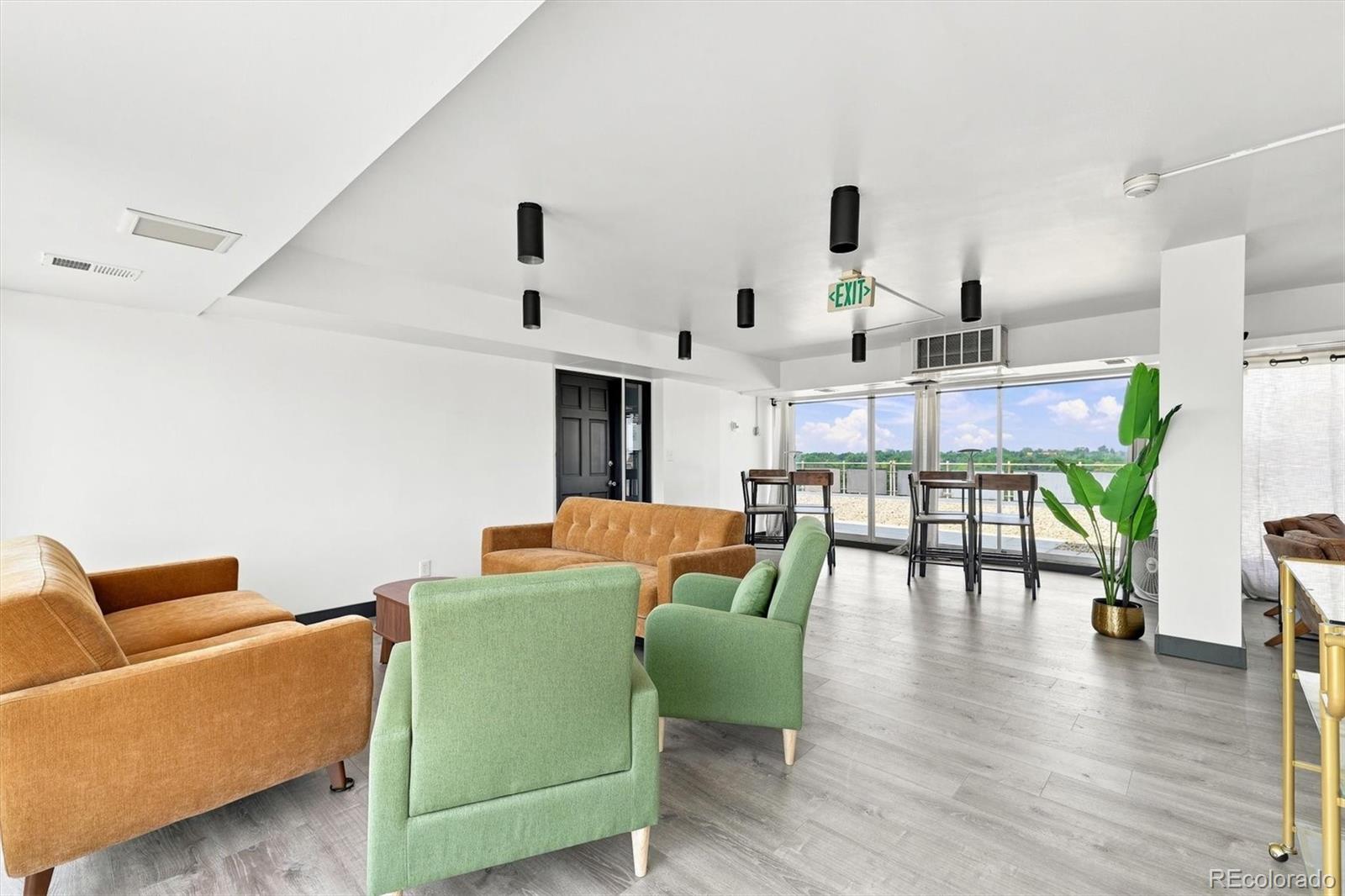 1121 Albion Street Unit: 405